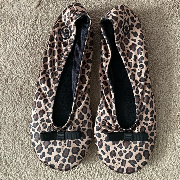 isotoner Shoes - Isotoner Women’s Size Small/5-6 Leopard Slippers isotoner Shoes - Isotoner Women’s Size Small/5-6 Leopard Slippers